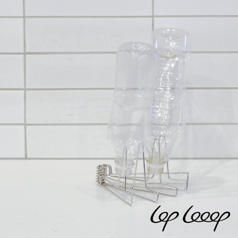 銀色不鏽鋼材質的伸縮式瀝水架，架上放置兩個透明塑膠水壺，用於瀝乾水份。