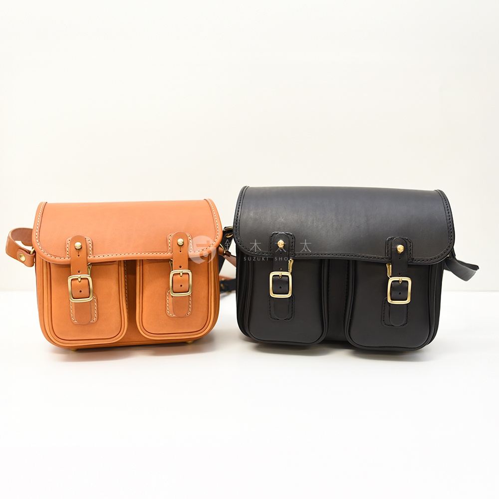 日本HERZ職人手作皮革經典雙扣郵差包，提供棕色和黑色兩種顏色供選擇