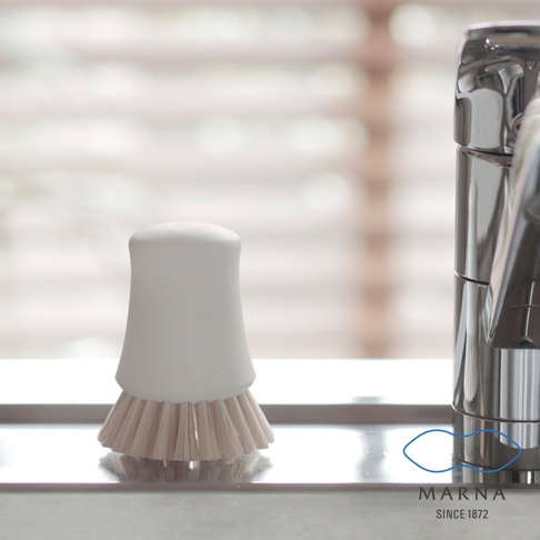 白色抗菌刷毛廚房清潔刷，刷毛呈米白色，刷柄為圓潤的白色塑膠材質，置於金屬水槽上，旁邊為銀色不鏽鋼水龍頭。