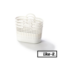 三個白色網格透氣塑膠洗衣籃疊放在一起，每個洗衣籃都有兩個弧形提把。