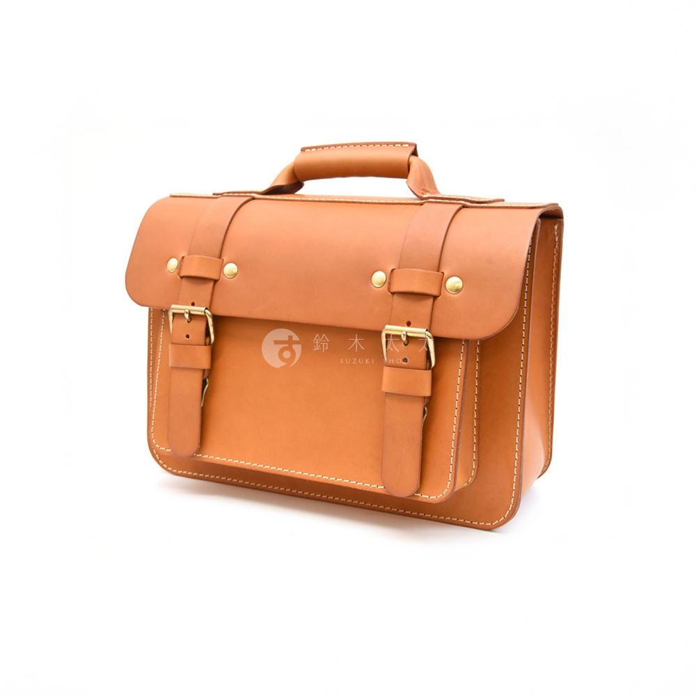 棕褐色皮革製作的雙扣兩用單肩包，款式經典，帶有金屬扣環和縫線細節，頂部設有提把。