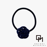 和風水引花結素色髮圈，黑色彈性髮圈搭配深藍色水引編織花結裝飾。