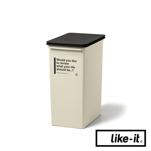 米色掀蓋式高版垃圾桶，配有黑色掀蓋，側面印有英文文字「Would you like to review what your life should be...?」及網址，垃圾桶材質應為塑膠。