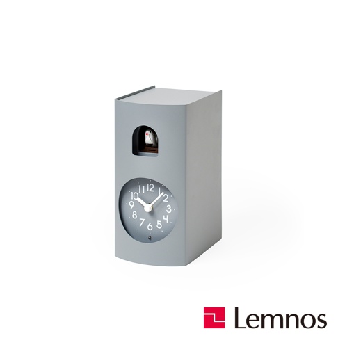 霧灰色書本造型布穀鳥報時鐘，設有可開合小門，整點時布穀鳥會探頭報時，正面有圓形時鐘盤，顯示時間。