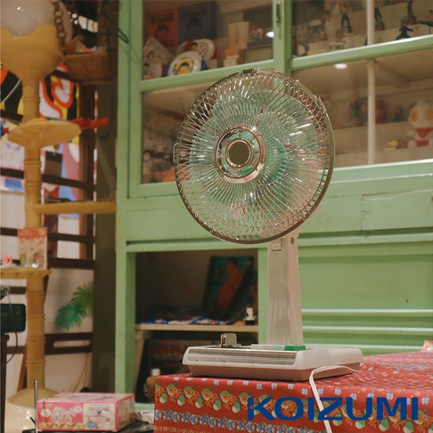 復古風10吋電風扇，銀色金屬網罩，綠色扇葉，白色底座和支架。