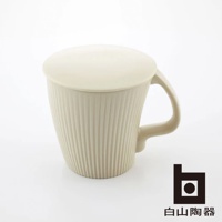 米白色陶瓷馬克杯，杯身帶有垂直凹槽紋理，配有同色系圓形杯蓋，杯身一側設有彎曲的握把。