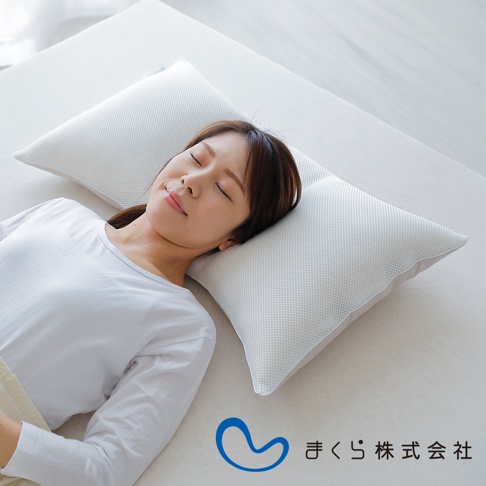 一位女性側臥於白色床鋪上，頭部枕著一個白色網格紋理的低枕。枕頭的材質看起來是透氣網布，整體風格簡潔。