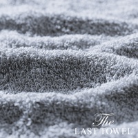 The LAST TOWEL 魔法瞬吸純棉柔浴巾，特寫呈現細緻、柔軟的純棉材質，浴巾呈現波浪般的紋理，為淺灰色調。