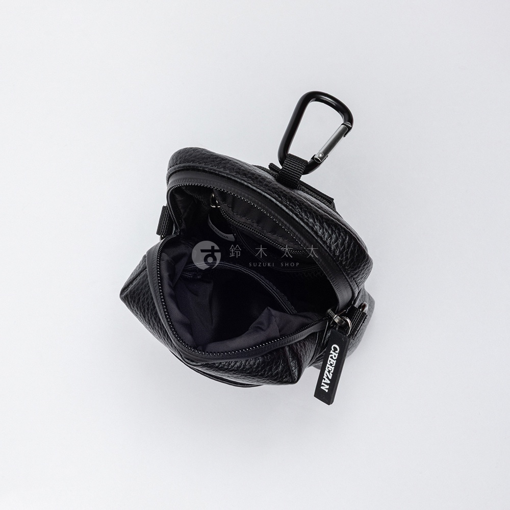 一個黑色的皮革紋理高爾夫迷你側背收納包，頂部有一個黑色金屬扣環，側面有一個印有「CREEZAN」字樣的黑色吊牌。