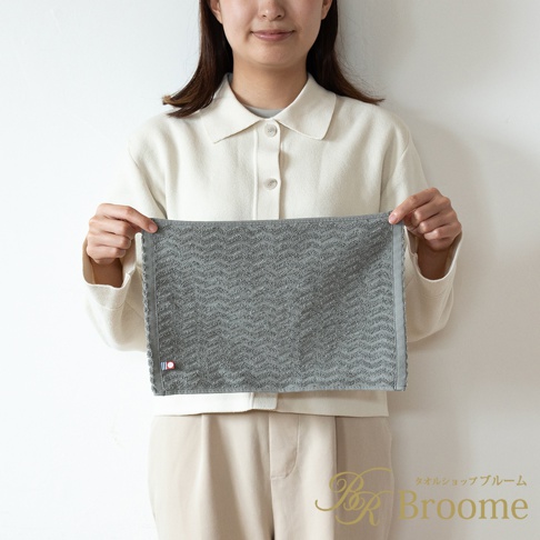 Broome 品牌，ASH 今治柔韻波紋甘撚手帕，採用100%純棉製成，尺寸約22x32公分，手帕上有精緻的波浪圖案緹花織法，角落處有帶有品牌標誌的小標籤