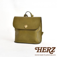 職人手作橄欖綠皮革翻蓋迷你後背包，帶有金色旋轉鎖扣，簡約設計。