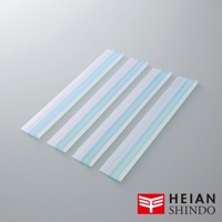 四條長條狀的家具防倒固定墊，為半透明白色，帶有淺藍色條紋，材質為橡膠或類似彈性材料。