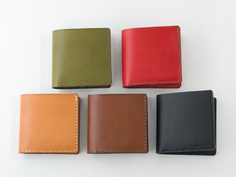 職人手作皮革二折直式小短夾，共有橄欖綠、紅色、卡其色、咖啡色、黑色五種顏色，皆為真皮材質，車縫線清晰。