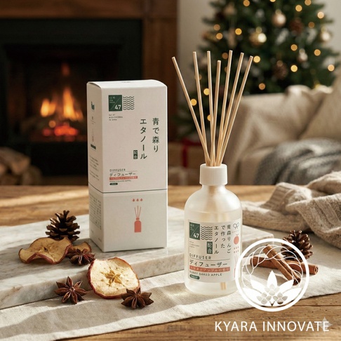 KYARA INNOVATE 青森蘋果擴香竹，帶有聖誕樹和壁爐的溫馨背景