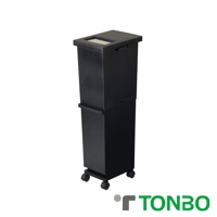 黑色雙層垃圾桶，上方有方形開口，底部配備四個小輪子，整體為塑膠材質。