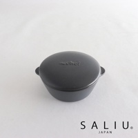 The chef 品牌暗灰色耐熱陶製圓鍋，附有圓形鍋蓋，鍋蓋中央壓印有「The Chef」字樣，鍋身兩側有小巧的把手。