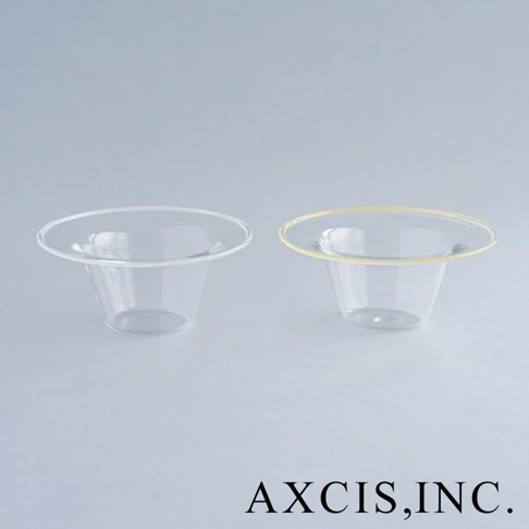 lykke 清透玻璃深型點心碗 S，兩個碗皆為透明玻璃材質，其中一個碗的邊緣帶有淡黃色。