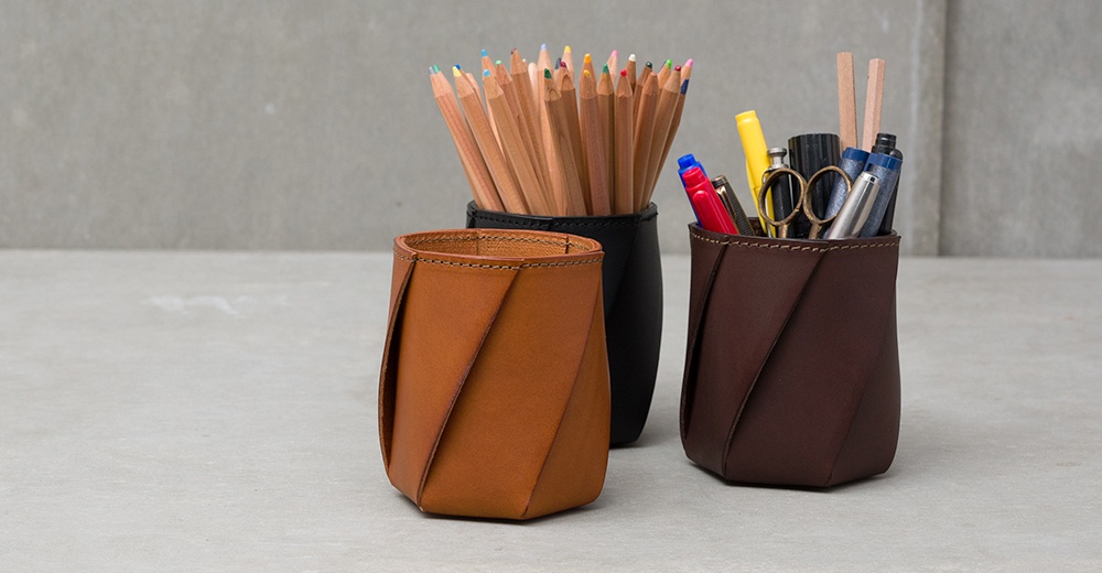 職人手作皮革Organ六角收納筆筒，共三色：淺棕色、黑色、深棕色。每個筆筒均由皮革製成，設計成扭轉的六角形，內部收納著鉛筆、筆、剪刀等文具。