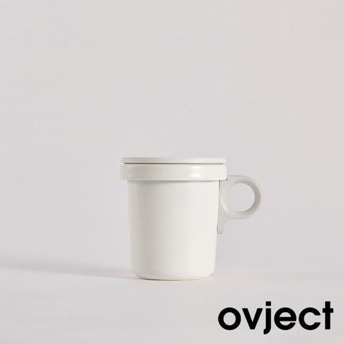 白色琺瑯馬克杯，附有淺灰色的圓形把手和白色杯蓋，簡約設計，適合日常飲用。