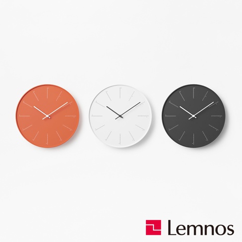 三款 Lemnos 分隔時鐘，分別為橘色、白色和黑色，皆為圓形設計，簡約時標，白色指針。