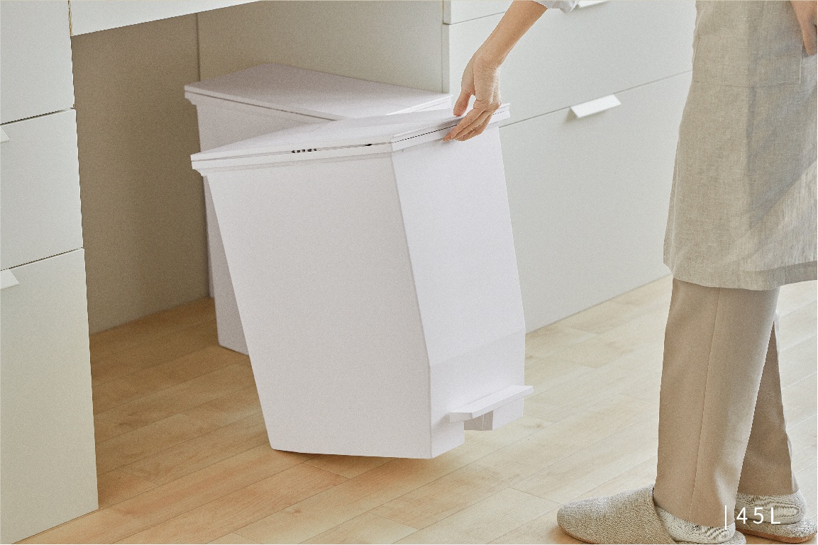 SOLOW 35L 踩踏對開分類垃圾桶，白色塑膠材質，設計簡約，有方便踩踏開啟的踏板。