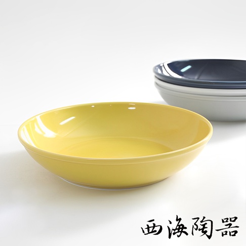 波佐見燒 Common 陶瓷料理深碗，前為明黃色，後方疊有深藍色和灰色陶瓷碗，材質為陶瓷。