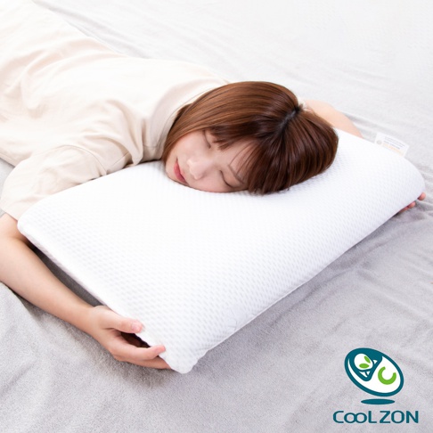 一位女性側臥在白色織紋的 3D 釋壓體感枕上，枕頭為白色，表面有細小的網格紋理，材質看起來柔軟。