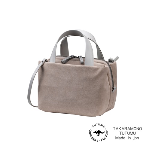 TUTUMU 品牌 Suede tre tote 方形兩用托特包，採用淺棕色絨面材質搭配淺灰色皮革手柄和肩帶，配有拉鍊開合，底部有品牌 Kangaroo 標誌。