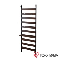 頂天立地收納掛架，深棕色木紋層板與黑色金屬支架，設有兩層層板和四個掛鉤，可調整高度。