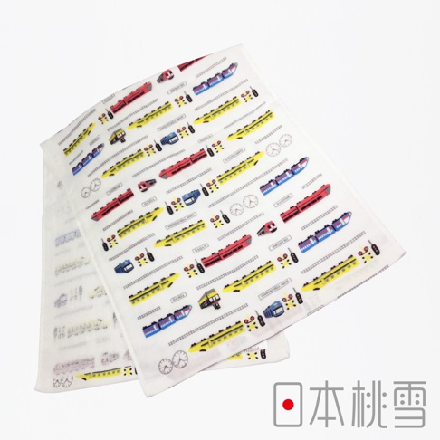 紗布毛巾，白色底布印有紅色、藍色、黃色等不同顏色的火車圖案，搭配鐵軌、時鐘和站名文字。材質輕薄透氣。