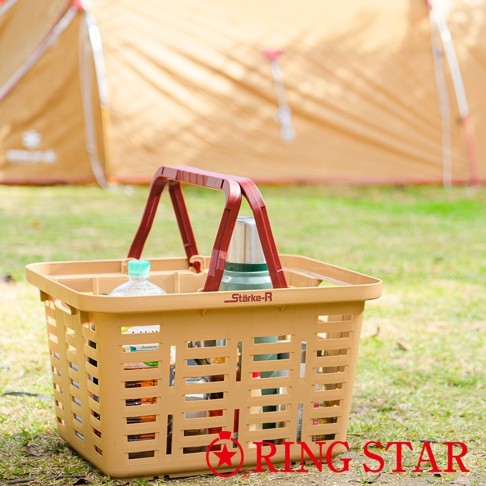 Starke-R 超級籃為米白色塑膠材質，有兩個深紅色提把，籃身鏤空設計，內部裝有一瓶水和一個綠色保溫瓶。