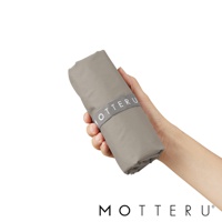 一手持著一個捲起的灰色摺疊保冷袋，袋子上有一條灰色的束帶，上面有白色「MOTTERU」字樣。