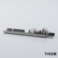 ESSYO 越匠系列可拆式不鏽鋼雙滾輪磨刀器，由銀色不鏽鋼製成，包含兩個由白色塑膠和金屬組成的滾輪。