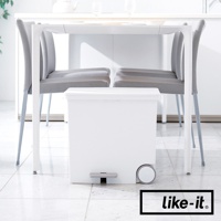 白色寬型腳踏式分類垃圾桶，配有灰色腳踏板和兩個輪子，置於餐桌下方，旁邊有幾張灰色椅子。