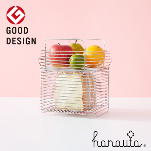 銀色不鏽鋼淺型收納籃，內部裝有兩片吐司、一顆紅蘋果、一顆綠色萊姆、一顆黃檸檬及一顆綠色西洋梨。