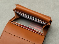 カードの厚みや全体の収納量にもよりますが、カードを数枚入れておくことも出来ます。