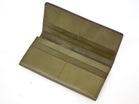 橄欖綠皮革長夾，打開狀態，展示內部多個卡片夾層與縫線細節，右下角有壓印的「HERZ」品牌標誌。