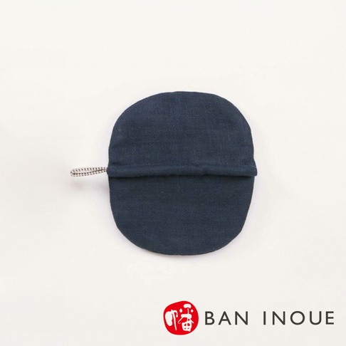 深藍色蚊帳質地防燙鍋套，帶有織紋掛繩，設計簡約，適合用於保護雙手免於燙傷。