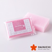 粉紅色海綿，其中一個以透明包裝袋展示，上面印有日文說明和圖示。