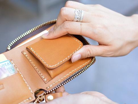 職人手作皮革全包式拉鍊短夾 (WS-40)，採用天然皮革材質，呈現溫潤的焦糖棕色，車縫線清晰，內部有卡槽與零錢袋設計。