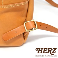 職人手作皮革休閒風後背包 R-93，採用天然皮革材質，呈現溫潤的棕褐色，搭配古銅色金屬扣環，展現質感細節。