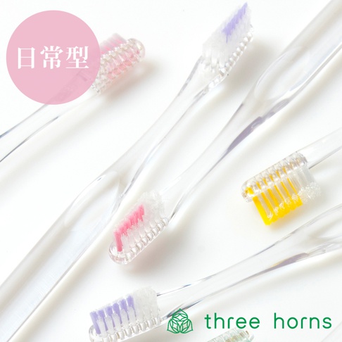透明塑膠柄前傾式尖頭牙刷，刷毛顏色包含粉紅、淡紫、黃色。