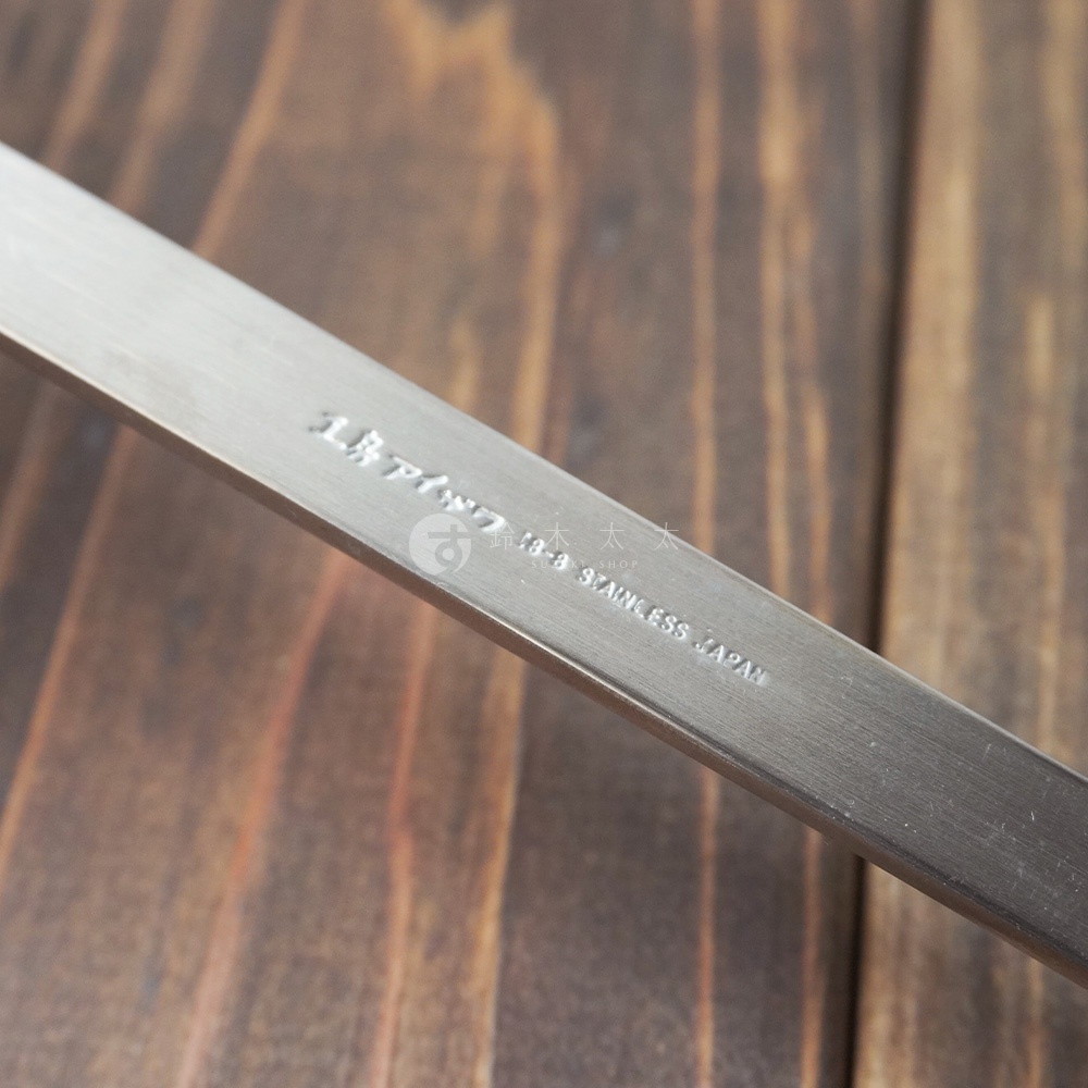 不鏽鋼萬用撈油勺，銀色，表面有日文和「18-8 STAINLESS JAPAN」字樣。