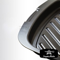 復古多用途烤箱專用方形烤盤，採用防沾塗層，內有烤架紋路，邊緣有手柄凹槽，整體為深灰色。