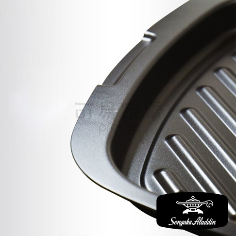 復古多用途烤箱專用方形烤盤，採用防沾塗層，內有烤架紋路，邊緣有手柄凹槽，整體為深灰色。