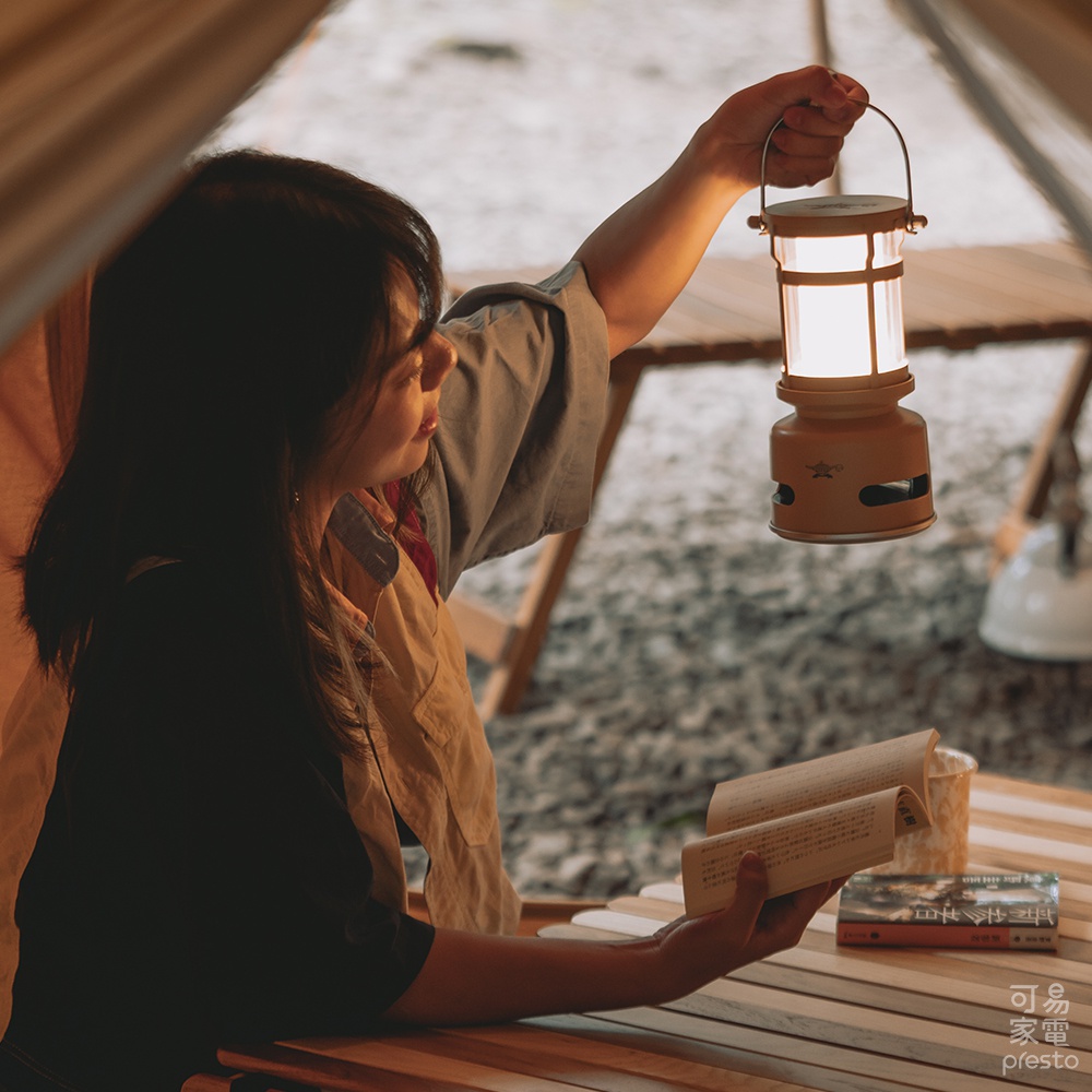 黃色神燈造型音箱，上方為燈罩，下方為音箱主體，設有提把，可見神燈圖案。