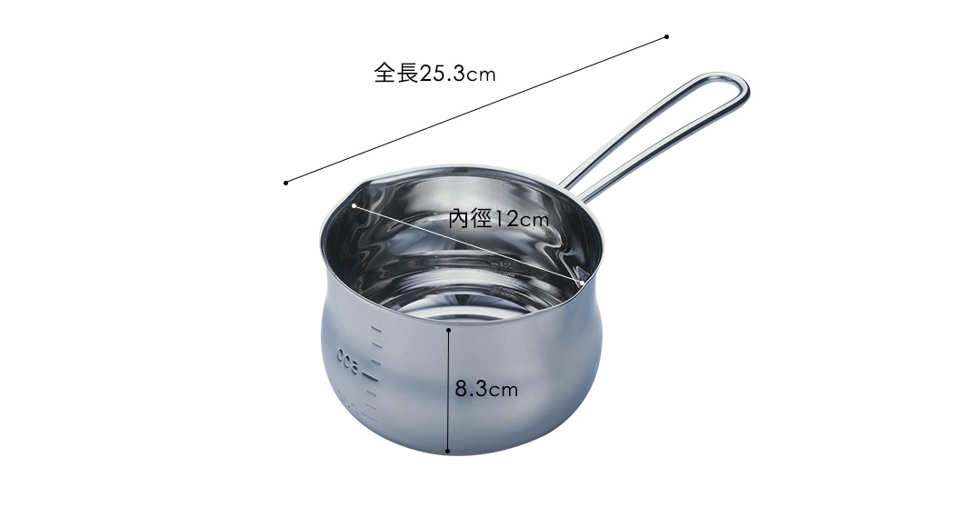 不鏽鋼牛奶鍋，鍋身銀色，帶有把手，鍋內標示內徑12公分，鍋外標示鍋身高度8.3公分，整體長度25.3公分。