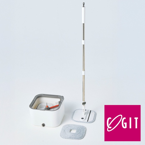 一套COGIT品牌的360度旋轉汙水分離清潔拖把，包含一個白色方形水桶、一根帶有灰色超細纖維拖布的長柄拖把，以及一塊額外的替換拖布，整體呈簡約乾淨的居家清潔風格。
