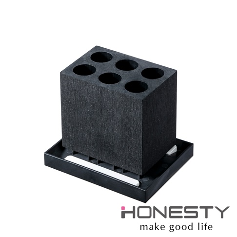 深灰色珪藻土製成的六孔傘架，帶有黑色可拆卸底盤，可有效吸收濕氣。