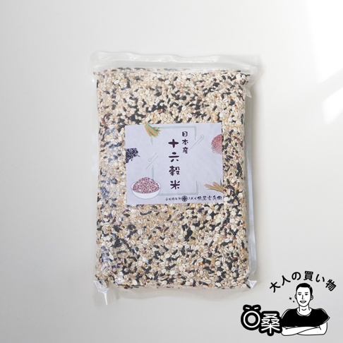 一包透明塑膠袋裝的日本國產十六穀米，內含多種顏色的穀物，如黑米、白米、小米等，呈現豐富的層次感。